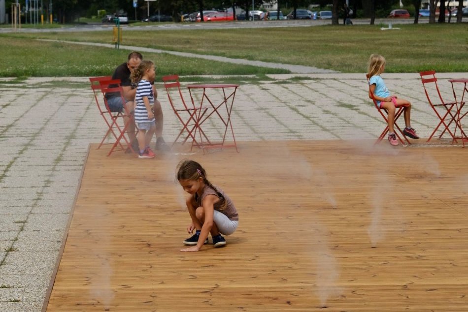 Ilustračný obrázok k článku FOTO: Letné osvieženie v centre Petržalky láka najmä deti