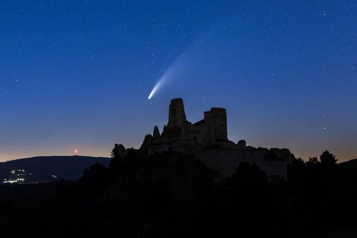 Ilustračný obrázok k článku VIDEO: Takto ste Slovensko ešte nevideli! Jozef zachytil 20-tisíc fotiek kométy Neowise