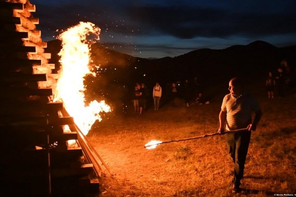 Ilustračný obrázok k článku Nad Rožňavou horela vatra: FOTO z čarovnej atmosféry večera