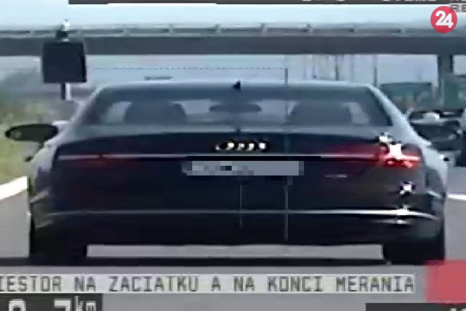 Ilustračný obrázok k článku Nič mu to nehovorilo: Trenčianski policajti sa s vodičom Audi nemaznali, FOTO