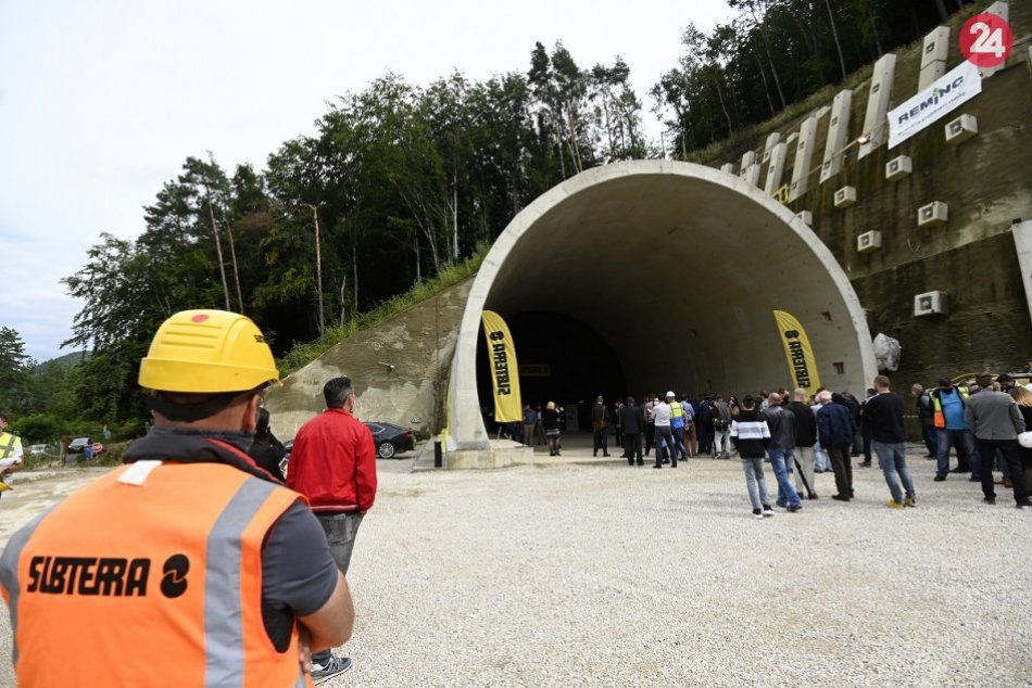 Ilustračný obrázok k článku V tuneli Milochov horelo: Zamestnancov evakuovali