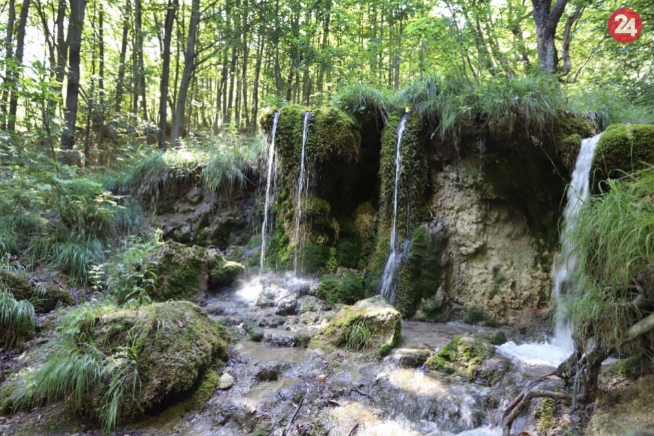 Ilustračný obrázok k článku Krása v lesoch nad Moštenicou: Návštevníkov lákajú unikátne travertíny, FOTO