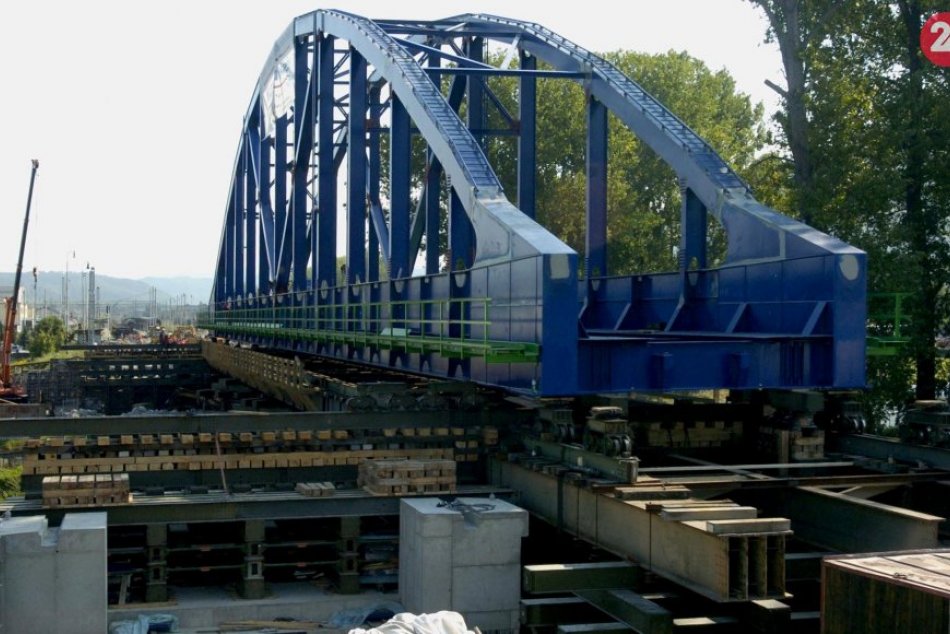 Ilustračný obrázok k článku Pred 16 rokmi spojil brehy Hrona: Unikátne zábery stavby bystrického mosta, FOTO