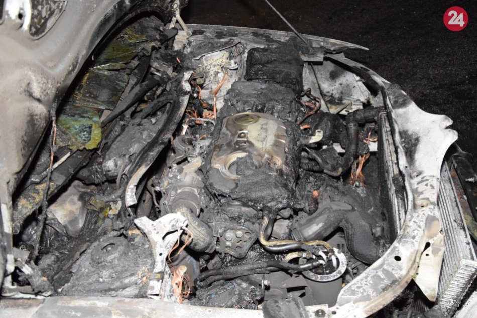 Ilustračný obrázok k článku Požiar auta v Štrbe pred polnocou: Majiteľ Mercedesu ráta škodu v tisícoch