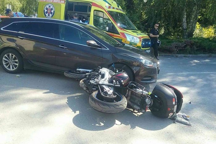 Ilustračný obrázok k článku Zrážka auta s motorkou priamo v Žiline: Motorkár utrpel zranenia