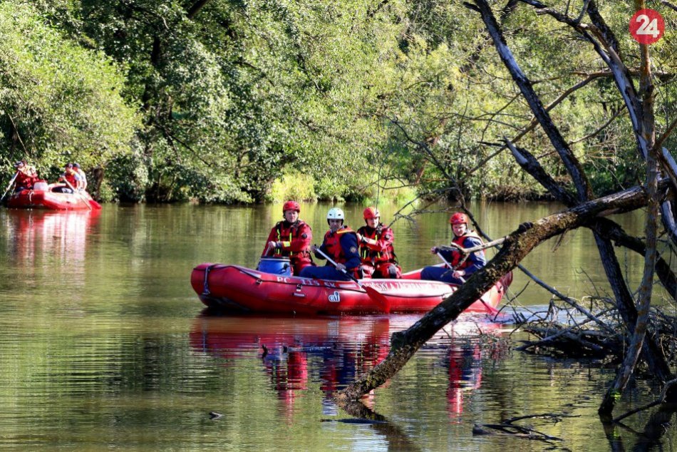 Ilustračný obrázok k článku Veľké pátranie na Hrone pokračuje: Nasadení sú hasiči na člnoch aj dron, FOTO