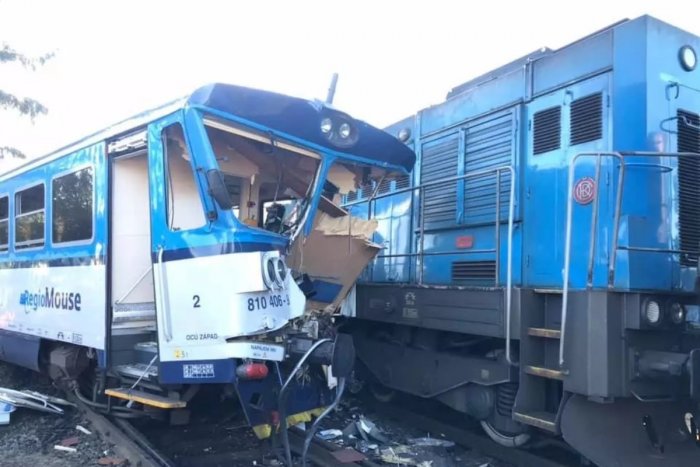 Ilustračný obrázok k článku Vlak v Česku sa zrazil so servisným strojom. Na mieste bolo vyše 20 zranených!