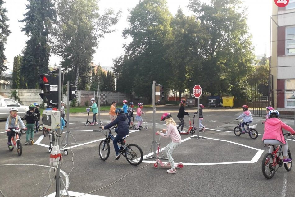Ilustračný obrázok k článku Malí Zvolenčania vysadli na bicykle a kolobežky: Zajazdili si na dopravnom ihrisku, FOTO