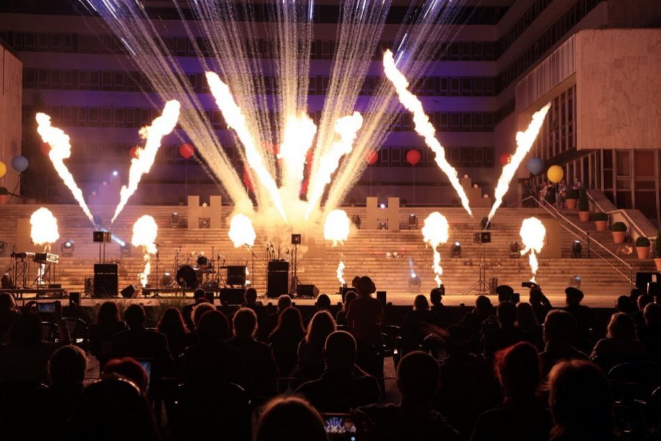 Ilustračný obrázok k článku Schody pred magistrátom sa stali veľkým javiskom. Nechýbala hudba, tanec a ohňová šou, FOTO