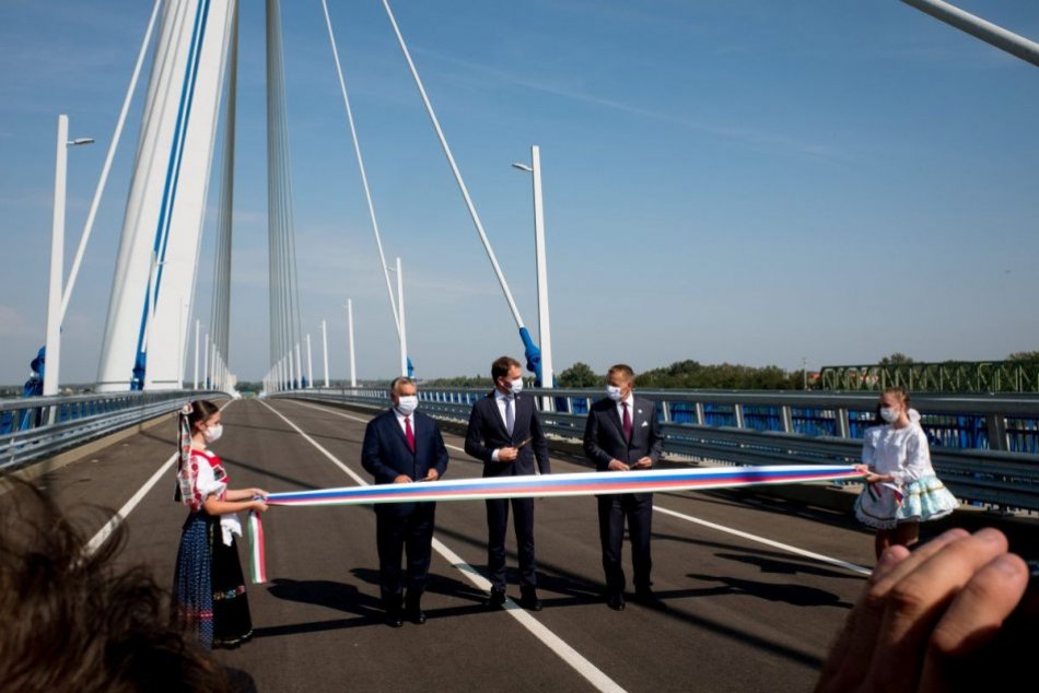 Ilustračný obrázok k článku Komárno a Komárom spojil nový most: Na celom toku Dunaja vyšší nenájdete