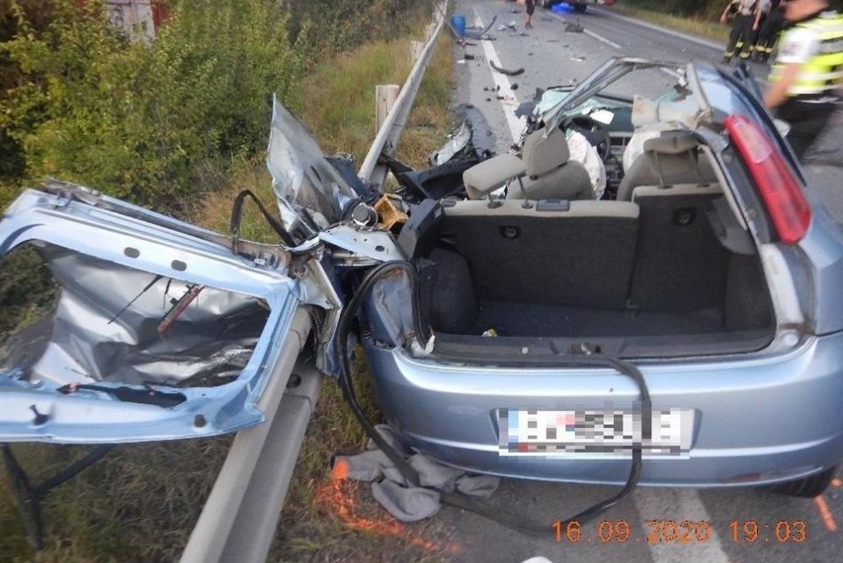 Ilustračný obrázok k článku Hrozivá bilancia zrážky s kamiónom vo Zvolene: Auto bez strechy a 2 ťažko zranení, FOTO