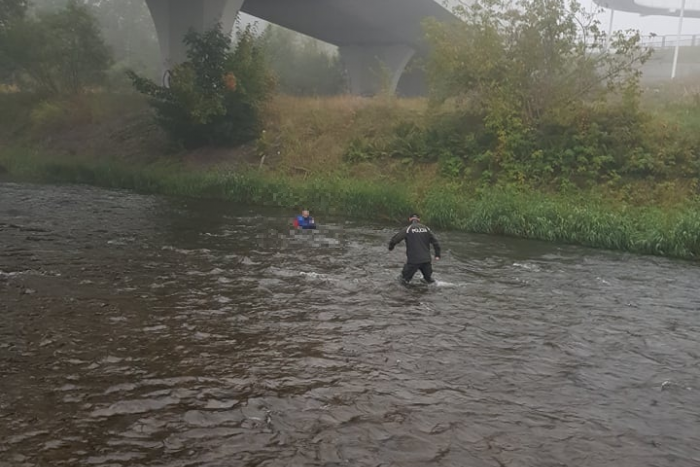 Ilustračný obrázok k článku Klobúk dole pred policajtmi z Brezna: Skočili do vody, aby zachránili ľudský život