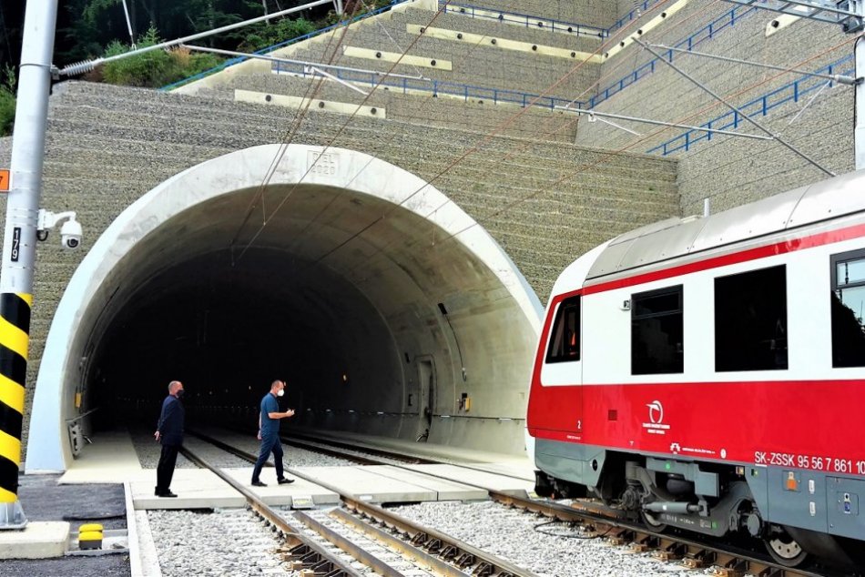 Ilustračný obrázok k článku Tunelom Milochov prejde prvý vlak: Práce na železnici pri Považskej ale nekončia