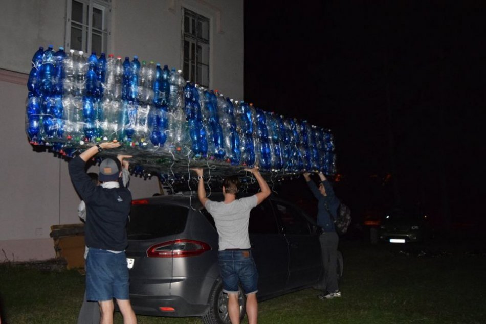 Ilustračný obrázok k článku Netradičný boj s klimatickou krízou: Študenti postavili loď z plastových fliaš