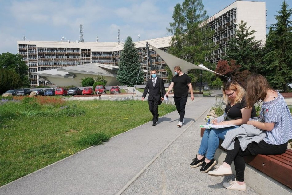 Ilustračný obrázok k článku Zvolenská univerzita začala akademický rok prezenčne: Platia však aj obmedzenia