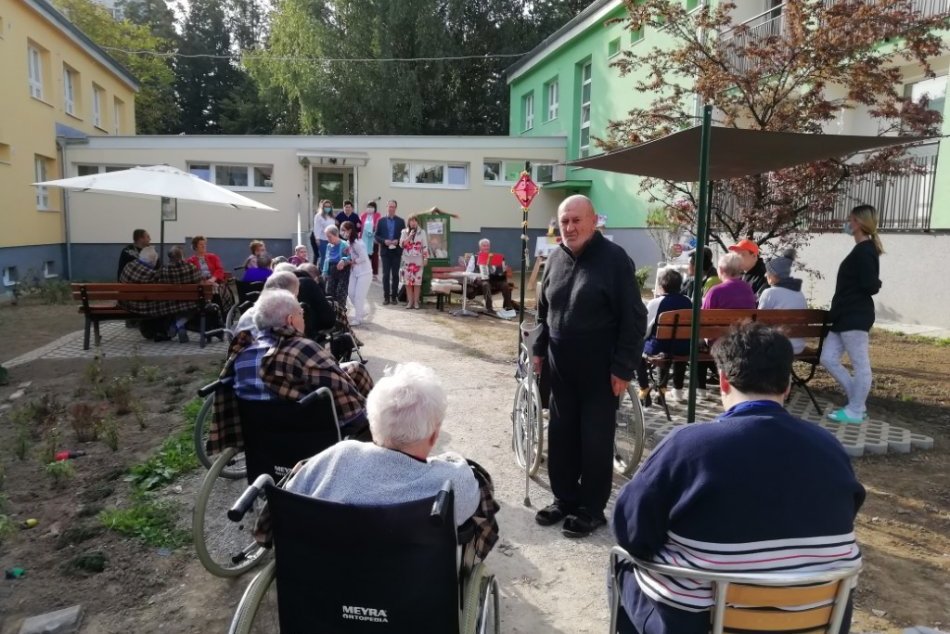 Ilustračný obrázok k článku Krásne, čo sa podarilo v Bystrici: Dôchodcovia majú novú oddychovú zónu, FOTO