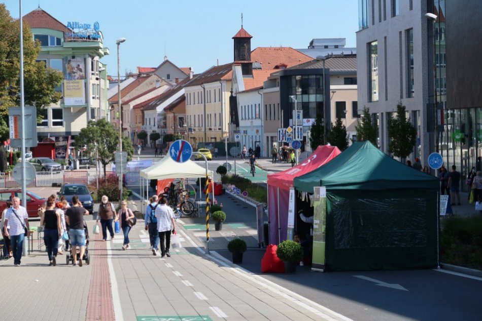 Ilustračný obrázok k článku Bystričania oddychovali na frekventovanej ulici: Zmenila sa na pešiu zónu, FOTO