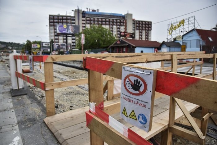 Ilustračný obrázok k článku Do práce po "prekážkovej dráhe": Karlovešťania šedivejú zo stavu chodníkov v mestskej časti
