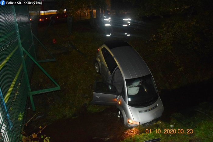 Ilustračný obrázok k článku Nehoda pred polnocou na FOTKÁCH: Audi skončilo v potoku, spolujazdkyňa v nemocnici