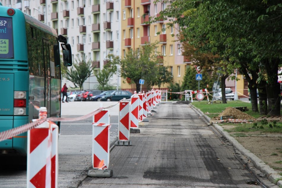 Ilustračný obrázok k článku Frézovaním odštartovali práce na cyklotrase: Pribudli aj nové semafory, FOTO