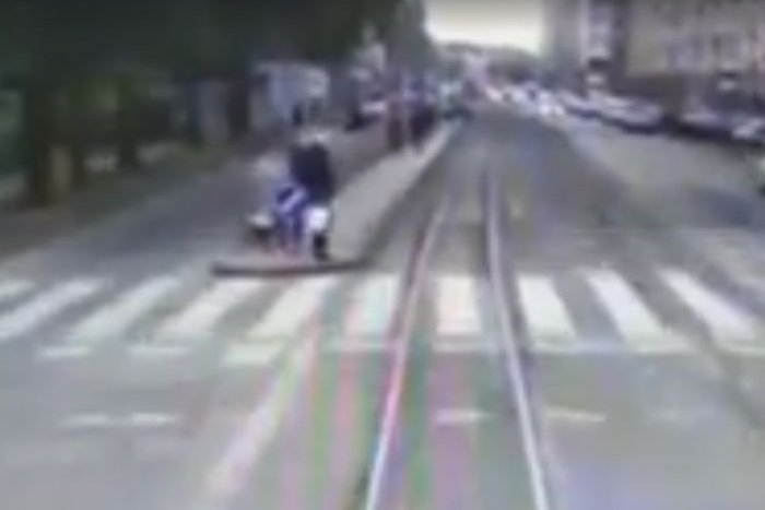Ilustračný obrázok k článku Tragédia zachytená na VIDEU: Muž v Bratislave zahynul po zrážke s električkou