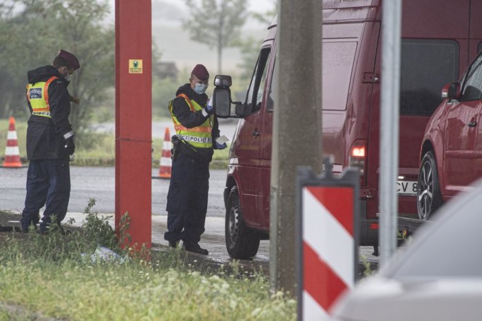 Ilustračný obrázok k článku Maďarská polícia zadržala Slováka, ktorý viezol 17 narušiteľov hraníc