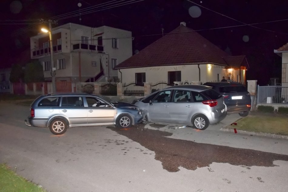 Ilustračný obrázok k článku Za volant sadol pod vplyvom: Mladý vodič zdemoloval dve odstavené autá, FOTO