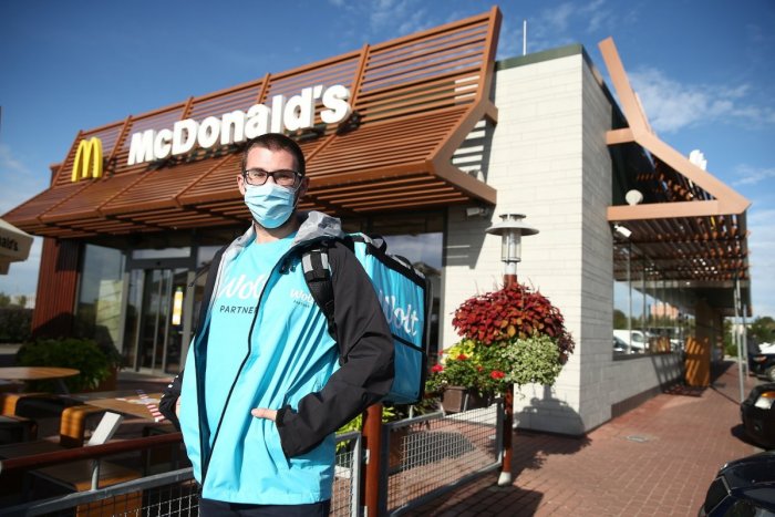 Ilustračný obrázok k článku Donáška jedla z McDonald's možná už aj k dverám zákazníkov: Do Trnavy prichádza McDelivery