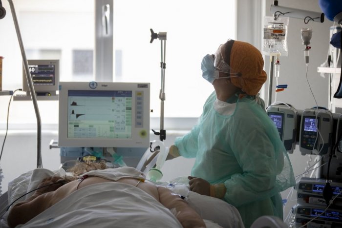 Ilustračný obrázok k článku Nemocnica zverejnila nežiadúce čísla: Počet hospitalizovaných a mŕtvych s COVID-19