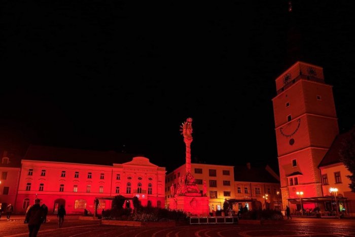 Ilustračný obrázok k článku Vysvietená na červeno: POZRITE, ako sa Trnava "vyfarbila"! FOTO