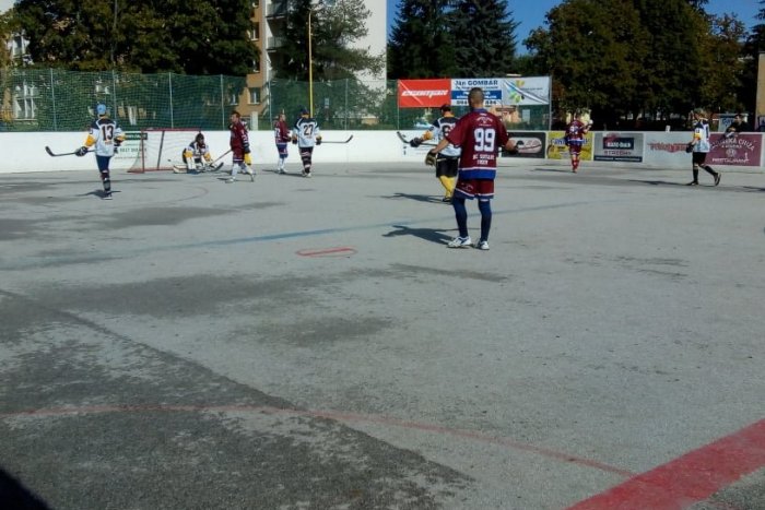 Ilustračný obrázok k článku Hrať sa musí bez divákov: Favoriti v Prešovskej hokejbalovej lige bez straty bodov