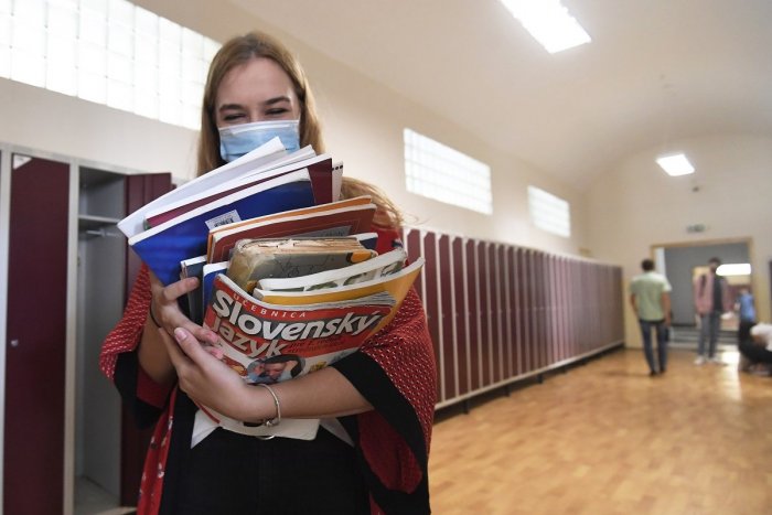 Ilustračný obrázok k článku V Nitrianskom kraji otvorili maturitné ročníky: Do škôl sa vrátilo vyše 4-tisíc žiakov