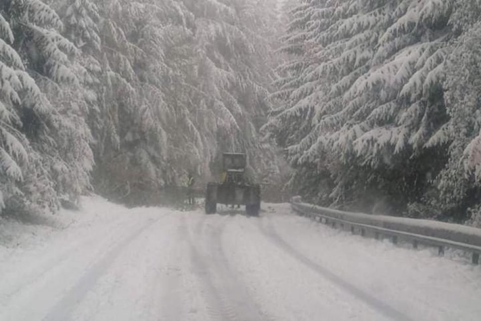 Ilustračný obrázok k článku Situácia so snežením sa zhoršuje: Cesta na Skalku je úplne uzavretá, FOTO