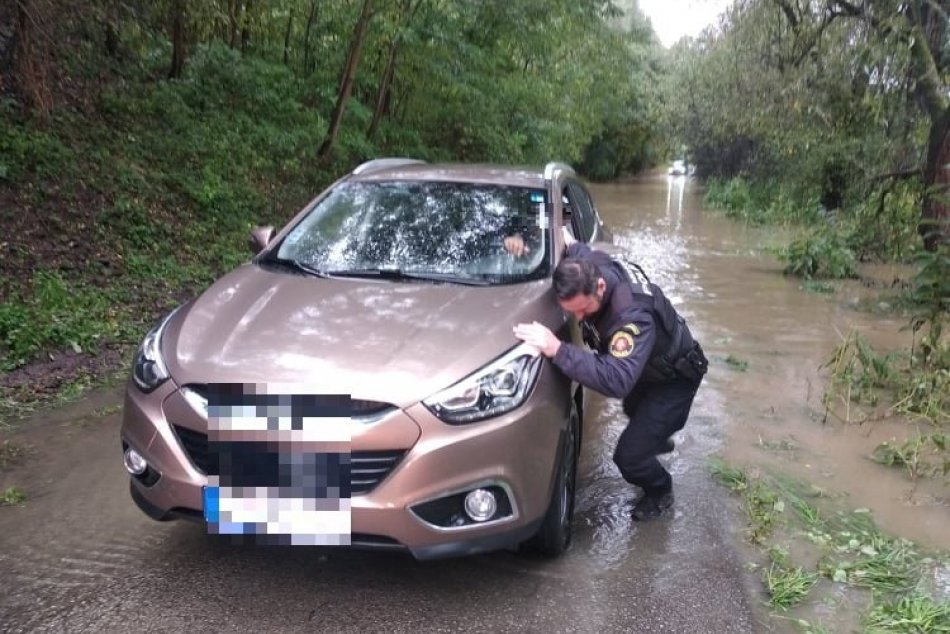 Ilustračný obrázok k článku Pozor na zaplavenú cestu vo Zvolene: Policajti odkláňajú dopravu, FOTO