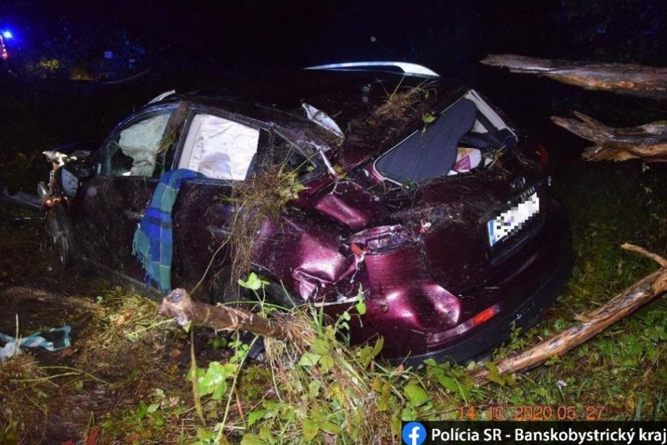 Ilustračný obrázok k článku Pri nehode na Horehroní sa prevrátilo auto: Za volantom sedelo opité dievča, FOTO