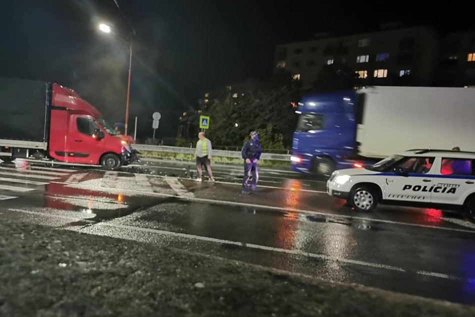 Ilustračný obrázok k článku Nehoda nákladiaka s autom v Kremnici: Na mieste ratovali zakliesnenú osobu, FOTO