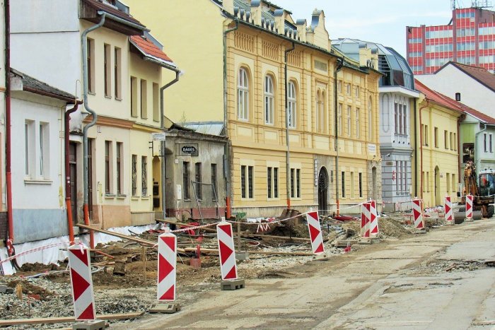 Ilustračný obrázok k článku Obnovu Jarkovej ulice tak skoro nedokončia: Čo spôsobilo niekoľkotýždňové meškanie?