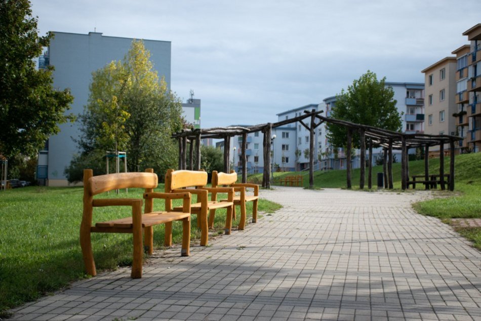 Ilustračný obrázok k článku Obyvatelia sa tešia z krajšieho vnútrobloku: Pribudli stromy aj nové lavičky