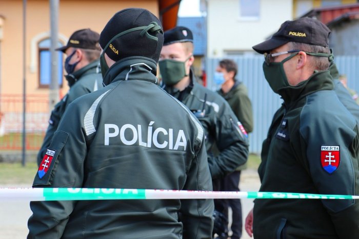 Ilustračný obrázok k článku Pribylina má pritvrdiť v kontrole opatrení: Pomáhať budú aj policajti