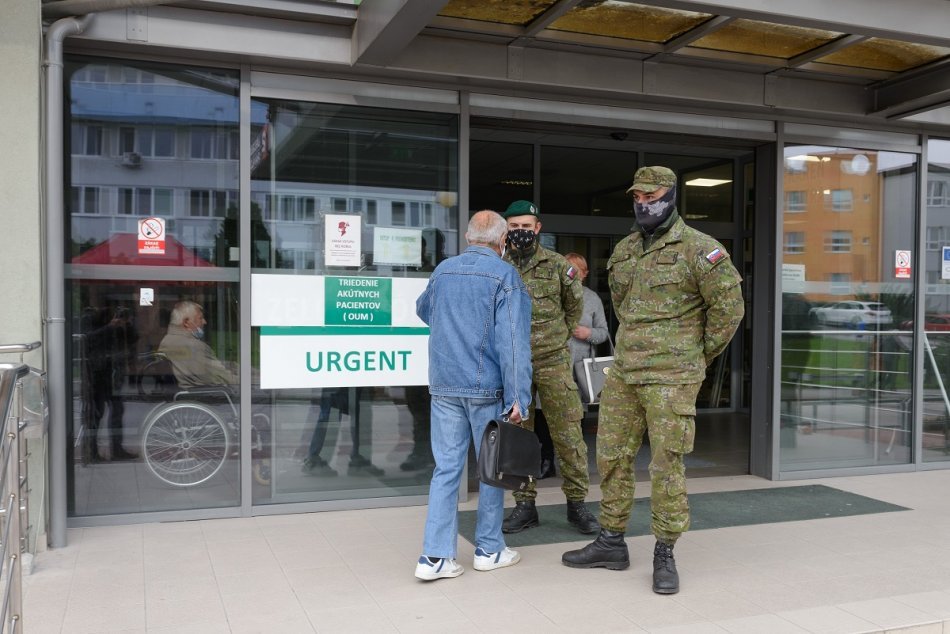 Ilustračný obrázok k článku Rázny krok nemocnice: Pred vakcinačným centrom budú vojaci a policajti