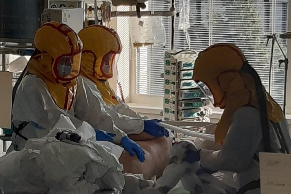 Ilustračný obrázok k článku V košickej nemocnici bojujú o život i manželia s COVID-19, obaja sú na pľúcnej ventilácii, FOTO