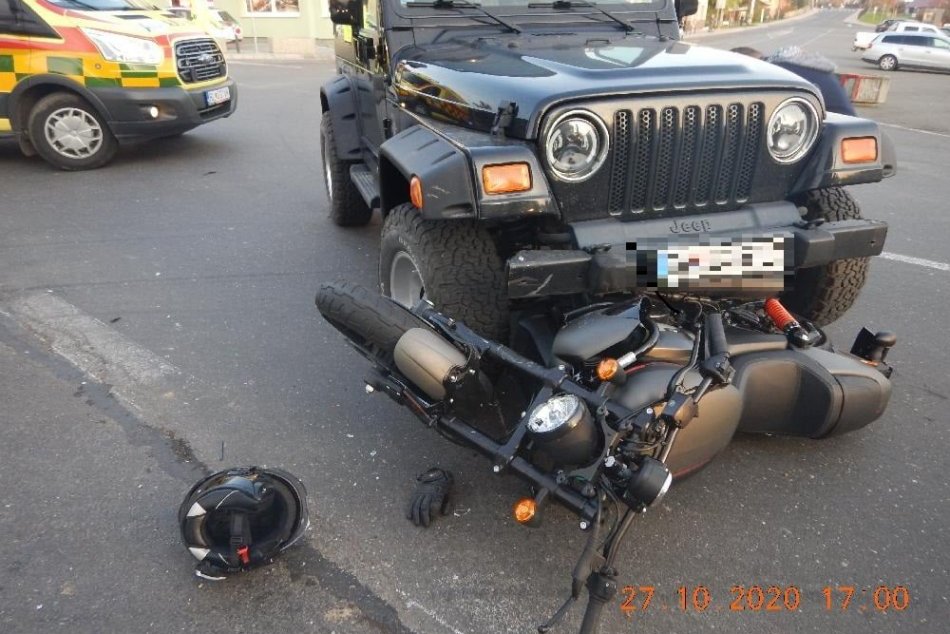 Ilustračný obrázok k článku Po zrážke na Sliači skončila motorka pod autom: Motocyklista sa ťažko zranil, FOTO