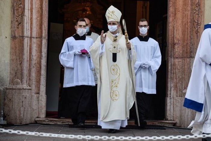 Ilustračný obrázok k článku Biskupi vyzývajú: Modlite sa! Pre veriacich platí prísny pôst za odvrátenie pandémie