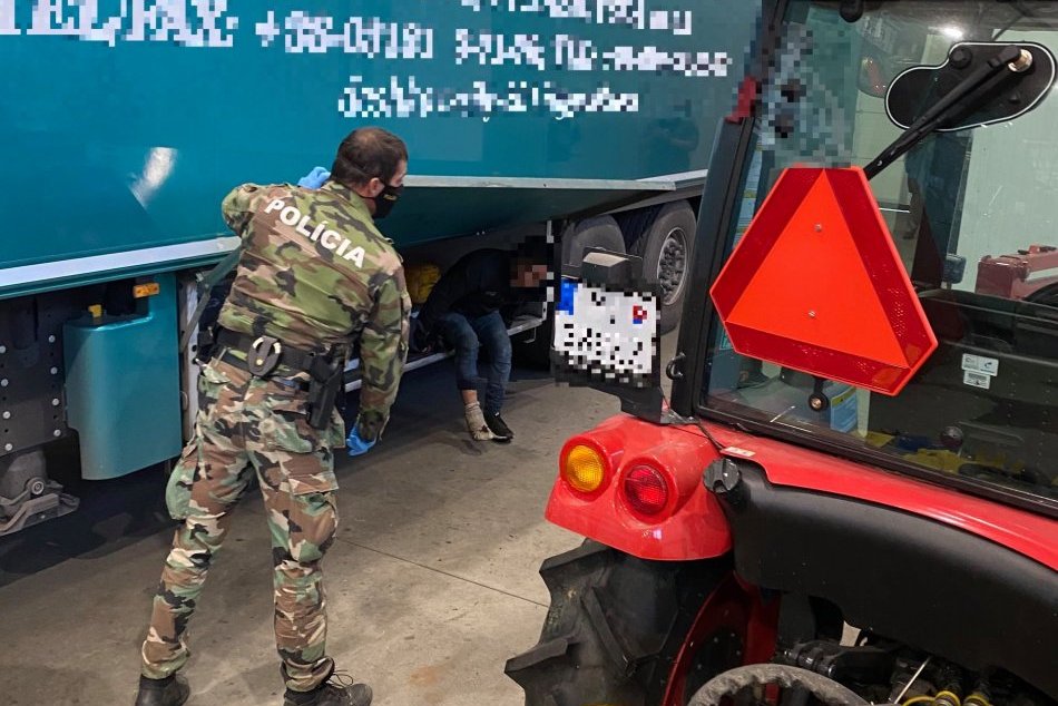 Ilustračný obrázok k článku Prekvapenie nitrianskych colníkov: V kamióne objavili ukrytého Maročana