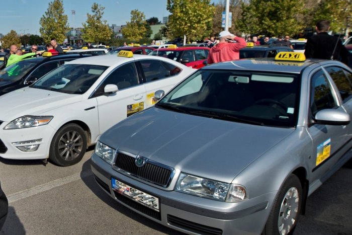 Ilustračný obrázok k článku Nové ZÁKAZY v Handlovej: Taxíkom obmedzili pohyb, autám parkovanie