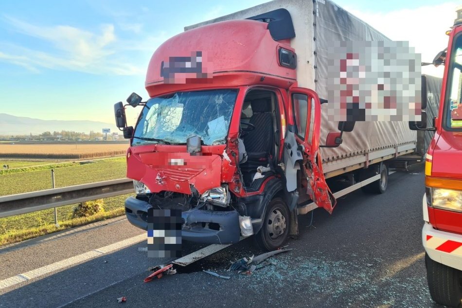 Ilustračný obrázok k článku Neprejazdná cesta po nehode na diaľnici pri Trenčíne: FOTO priamo z miesta