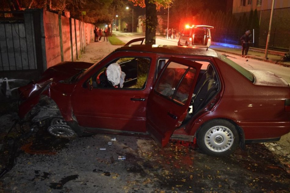 Ilustračný obrázok k článku Vrazil do stromu a zdemoloval auto: Mladý vodič nafúkal 1,4 promile, FOTO