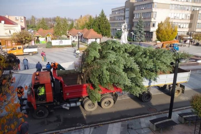 Ilustračný obrázok k článku Námestie v Michalovciach už zdobí vianočný stromček: Budú tento rok aj vianočné trhy? FOTO