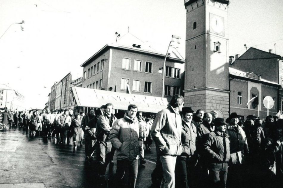 Ilustračný obrázok k článku Takto sa Bystrica vzbúrila režimu: Generálny štrajk zachytený na dobových FOTOGRAFIÁCH