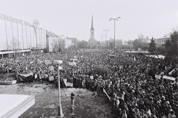 Ilustračný obrázok k článku Generálny štrajk zaplnil Hlavné námestie: Pozrite si unikátne FOTO z Novembra 89